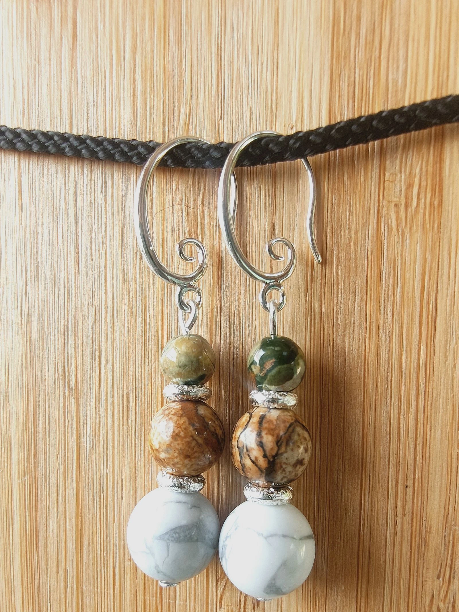 A pair of bohemian style earrings – photo 8